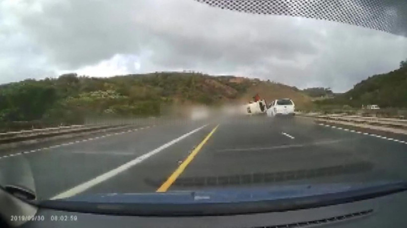 Yolcular takla atan minibüsten yola savruldu - Resim: 1