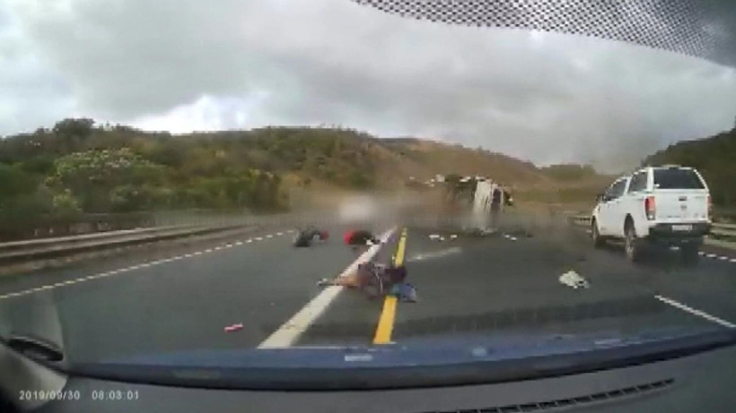 Yolcular takla atan minibüsten yola savruldu - Resim: 2