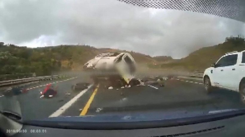 Yolcular takla atan minibüsten yola savruldu - Resim: 3