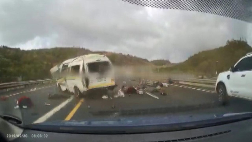 Yolcular takla atan minibüsten yola savruldu - Resim: 4