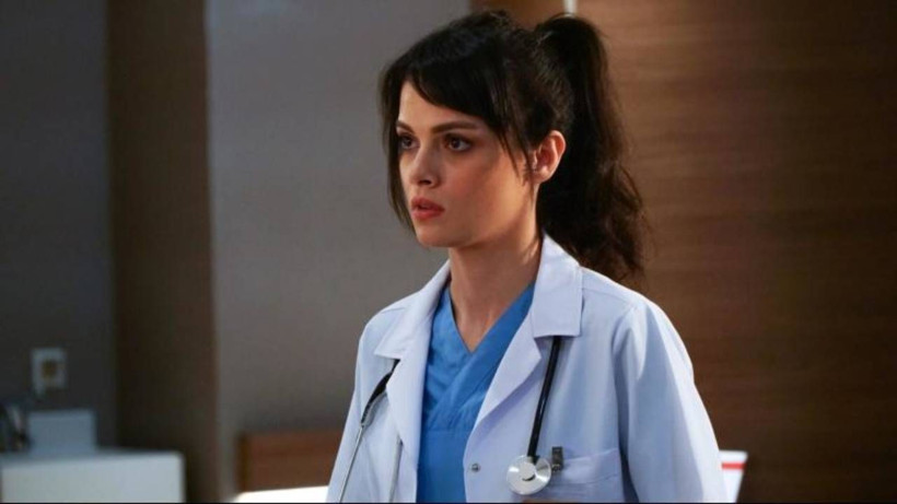 Süper minisiyle böyle salındı! Mucize Doktor'un Nazlı'sına bakın - Resim: 1