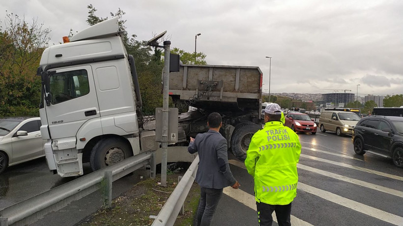 İstanbul Bakırköy'de TIR bariyerde asılı kaldı - Resim: 2