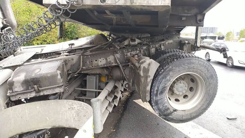 İstanbul Bakırköy'de TIR bariyerde asılı kaldı - Resim: 3