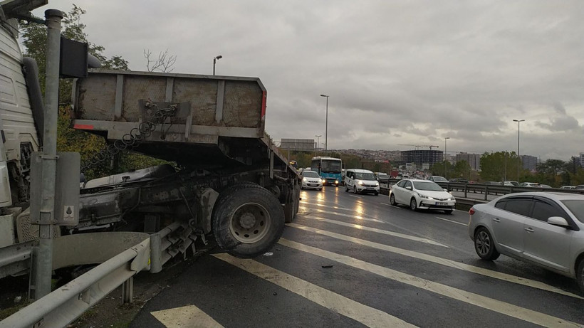 İstanbul Bakırköy'de TIR bariyerde asılı kaldı - Resim: 4