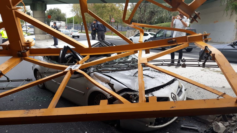Bakırköy'de üst geçide takılan kamyondaki vinç parçası otomobilin üzerine devrildi - Resim: 1
