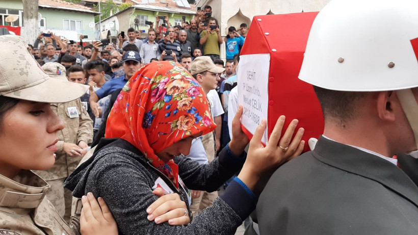 Münbiç şehidi Kürtçe ağıtlarla ebediyete uğurlandı - Resim: 4