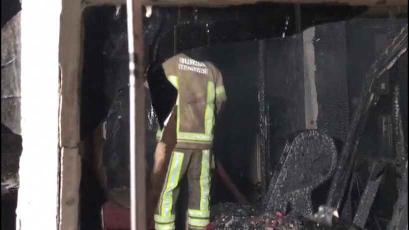 Bursa'da düşen mum evini yaktı! Ölen köpeğine gözyaşı döktü - Resim: 1