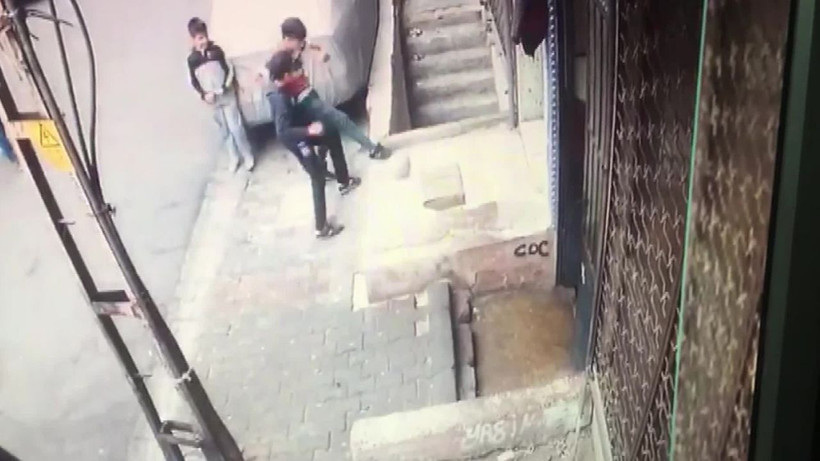 İstanbul Beyoğlu'nda arkadaşının ittiği çocuk ağır yaralandı - Resim: 1