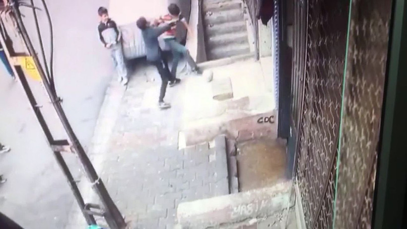 İstanbul Beyoğlu'nda arkadaşının ittiği çocuk ağır yaralandı - Resim: 2