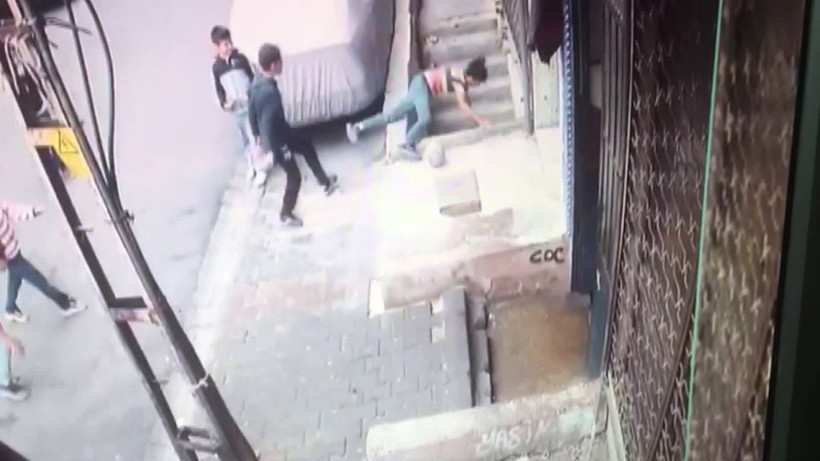 İstanbul Beyoğlu'nda arkadaşının ittiği çocuk ağır yaralandı - Resim: 3