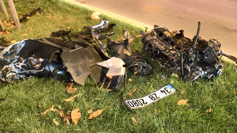 İstanbul Kartal sahil yolunda makas atan sürücü refüje çıktı - Resim: 1