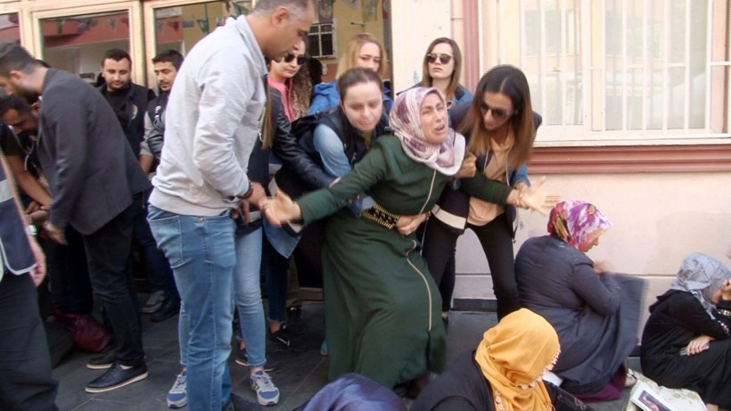 Diyarbakır'da HDP önünde gerginlik! Acılı anne sinir krizi geçirdi - Resim: 2