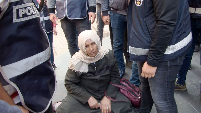 Diyarbakır'da HDP önünde gerginlik! Acılı anne sinir krizi geçirdi - Resim: 3