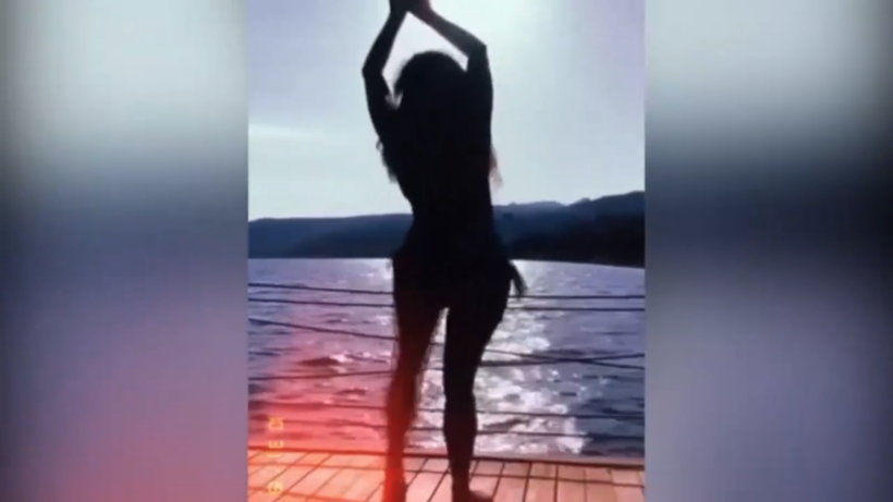 Yonca Evcimik Ezhel'in Aya şarkısında bikinili dans etti eleştirilere önlemi olay oldu - Resim: 2