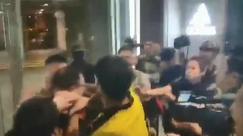 Hong Kong’da meclis üyesinin kulağı ısırılarak koparıldı - Resim: 1