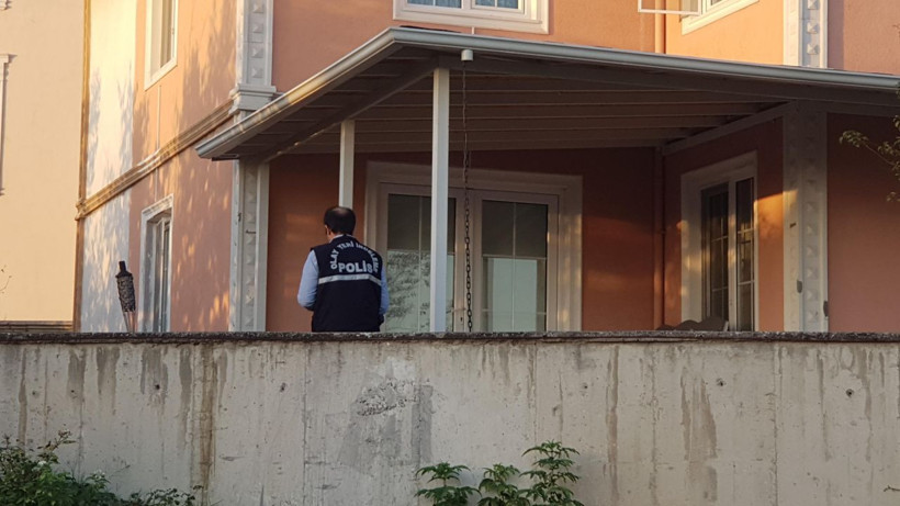 Kocaeli'de bir kişi evinin kapısında asılı bulundu - Resim: 4