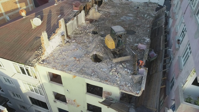 5.8'lik depremde hasar gören binanın yıkım şekli görenleri şaşırttı - Resim: 4