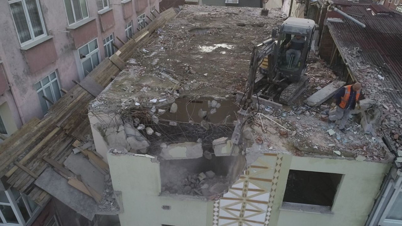 5.8'lik depremde hasar gören binanın yıkım şekli görenleri şaşırttı - Resim: 2