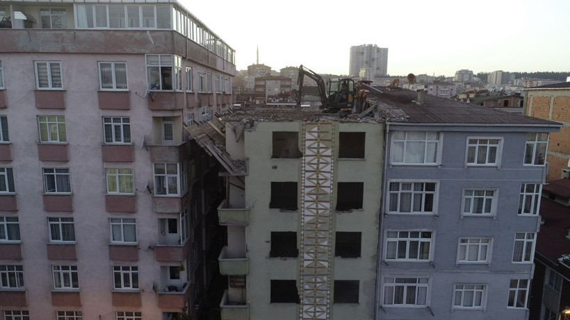 5.8'lik depremde hasar gören binanın yıkım şekli görenleri şaşırttı - Resim: 3