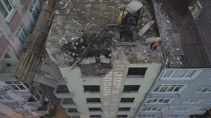 5.8'lik depremde hasar gören binanın yıkım şekli görenleri şaşırttı - Resim: 1