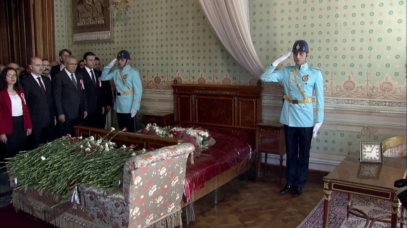 Atatürk Dolmabahçe Sarayı'nda anıldı Nöbetteki polis gözyaşlarını tutamadı - Resim: 1