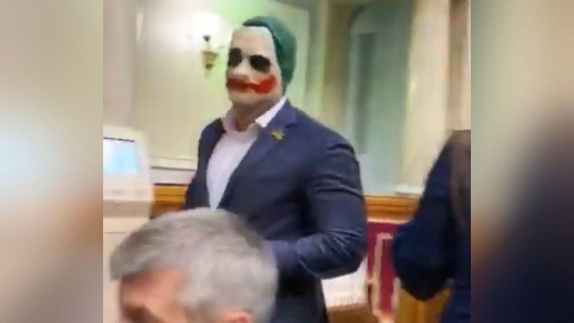 Ukrayna’da bir milletvekili parlamentoya Joker maskesiyle geldi - Resim: 1