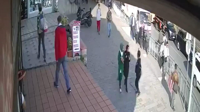 İstanbul Karaköy'de başörtülü kızlara saldırı Şüphelinin başka görüntüleri de varmış - Resim: 2