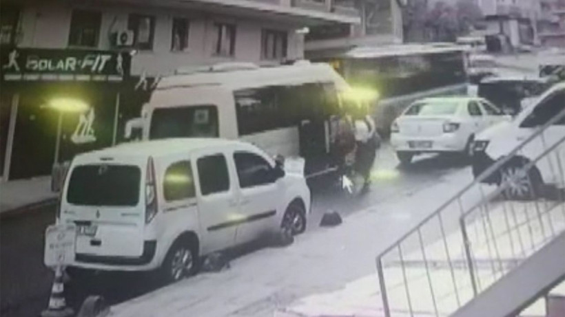 İstanbul Küçükçekmece'de liseli kız kapısı açık ilerleyen minibüsten düştü - Resim: 1