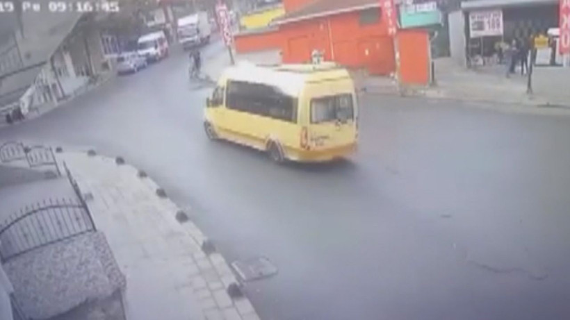 İstanbul Küçükçekmece'de liseli kız kapısı açık ilerleyen minibüsten düştü - Resim: 4