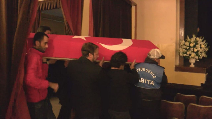 Yıldız Kenter'in cenazesinde gözler kızını aradı ünlüler cenazeye akın etti - Resim: 2