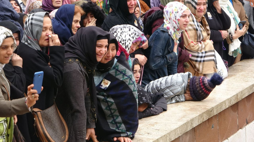 İskender Evrenosoğlu toprağa verildi MİHR Vakfı üyeleri tabuta kimseyi yaklaştırmadı - Resim: 1