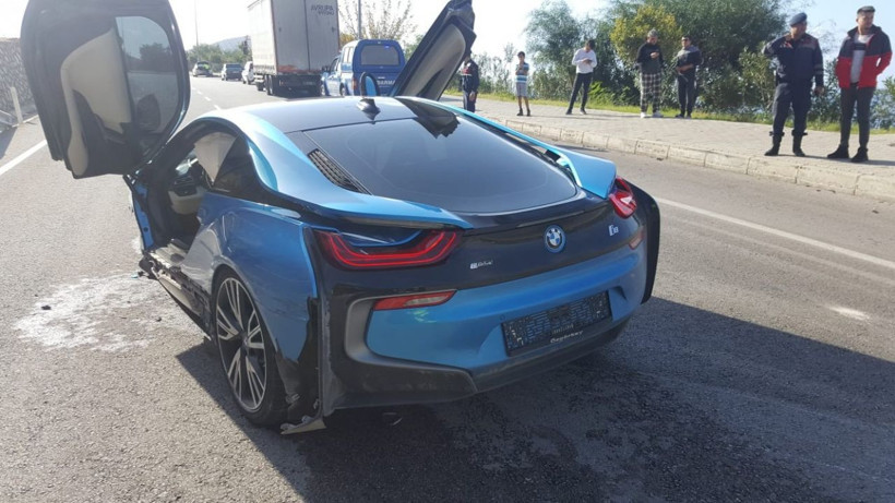 Bariyerlere çarpan milyonluk lüks araç kağıt gibi ezildi - Resim: 3