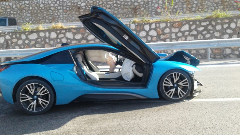 Bariyerlere çarpan milyonluk lüks araç kağıt gibi ezildi - Resim: 4