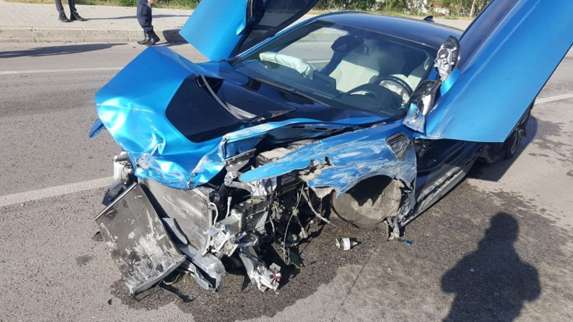 Bariyerlere çarpan milyonluk lüks araç kağıt gibi ezildi - Resim: 2