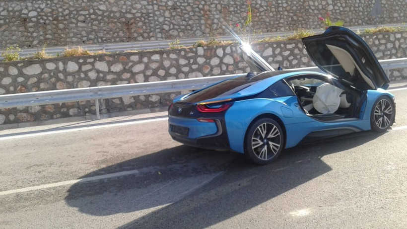 Bariyerlere çarpan milyonluk lüks araç kağıt gibi ezildi - Resim: 1