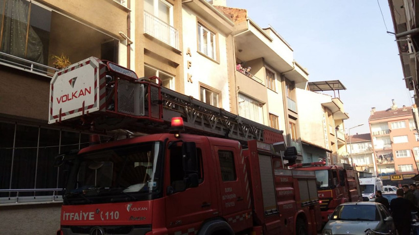 Bursa'da bir kadın 'Şeytanı yakıyorum' diyerek evini yaktı - Resim: 4