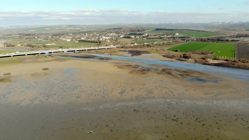 İstanbul susuz mu kalıyor! Büyükçekmece Gölü’nde sular çekildi - Resim: 3