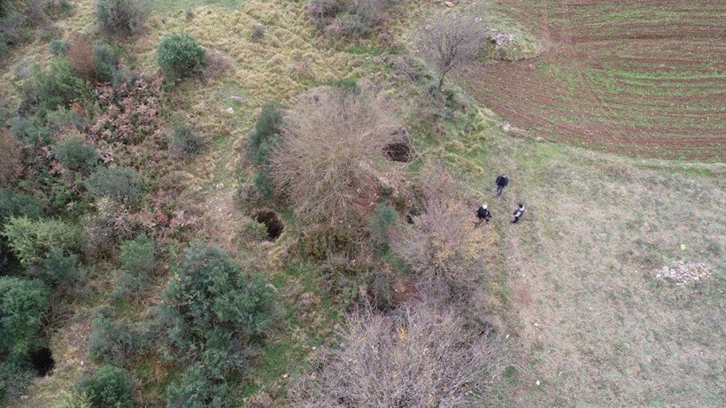 Define avcıları 50'den fazla çukur açtı! Hazine haritası ellerinde geceleri kazıyorlar - Resim: 1