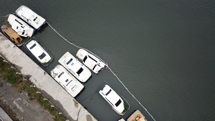 İstanbul Haliç'te kaderine terk edilen deniz taksiler havadan fotoğraflandı - Resim: 1