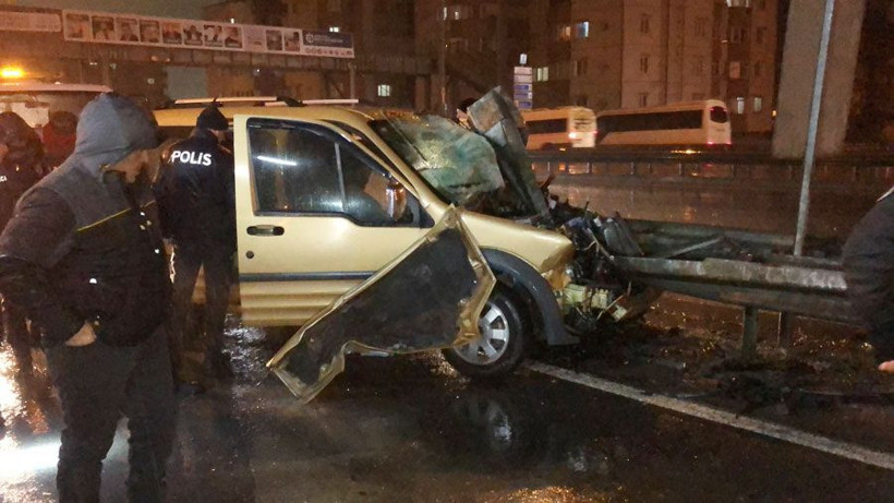 Kocaeli Derince'de hafif ticari araç bariyerlere ok gibi saplandı - Resim: 2