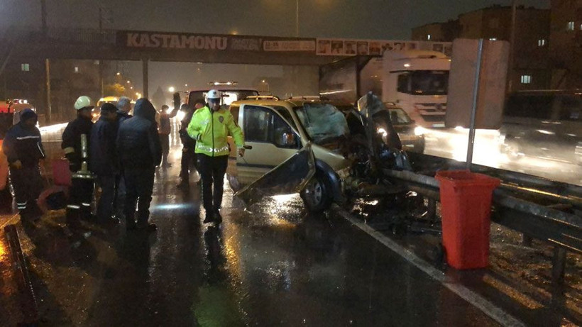 Kocaeli Derince'de hafif ticari araç bariyerlere ok gibi saplandı - Resim: 3