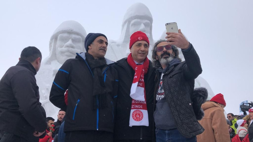 Şehit Mehmetçiklerin kardan heykellerine yoğun ilgi! Bakanlar da oradaydı - Resim: 3