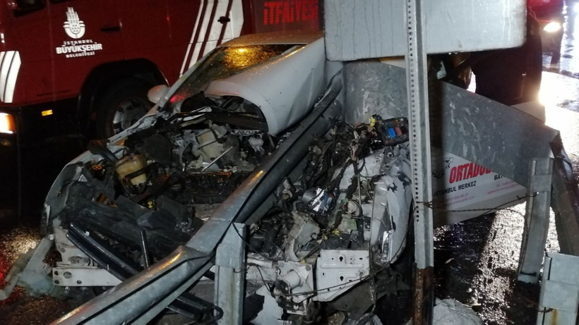 İstanbul Bağcılar'da bariyere ok gibi saplanan otomobilde bir kişi ağır yaralandı - Resim: 1