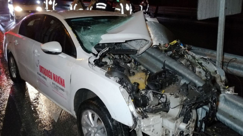 İstanbul Bağcılar'da bariyere ok gibi saplanan otomobilde bir kişi ağır yaralandı - Resim: 2