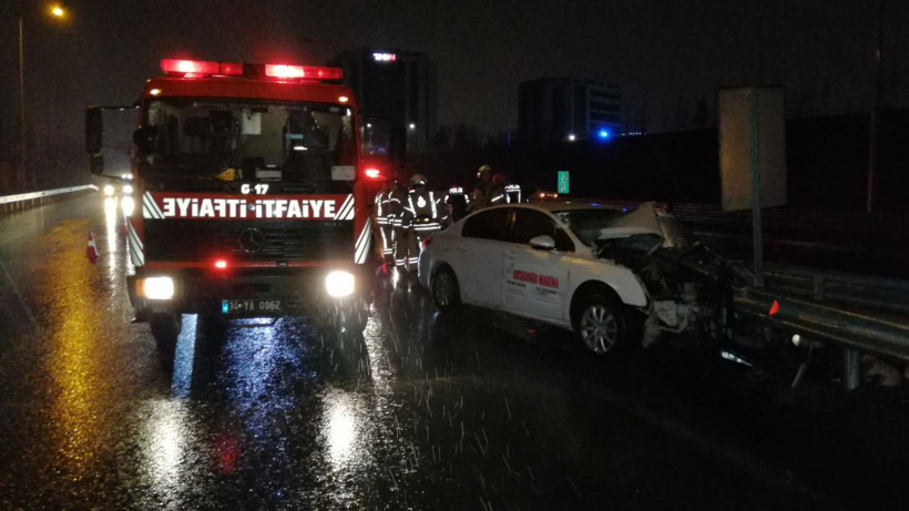 İstanbul Bağcılar'da bariyere ok gibi saplanan otomobilde bir kişi ağır yaralandı - Resim: 4