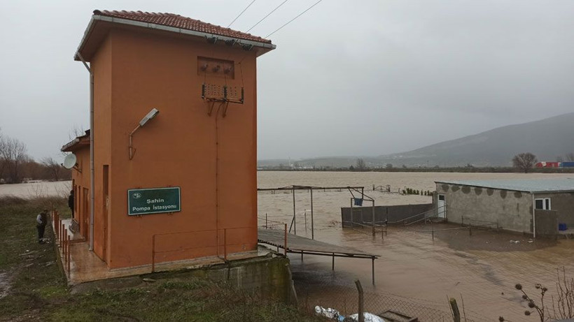 Hırsızlar sele sebep oldu Bursa'da binlerce dönüm ve 2 bin boğa suya battı - Resim: 1