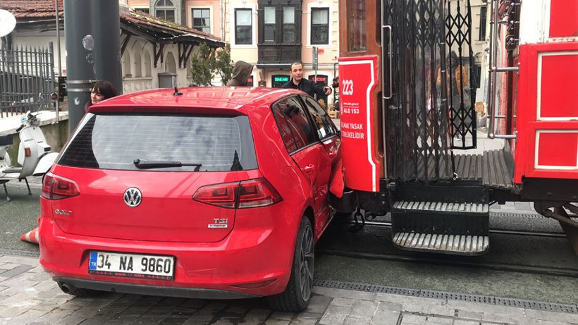 Beyoğlu'nda kaza yapan tramvayın önünde fotoğraf çektirme yarışı - Resim: 1