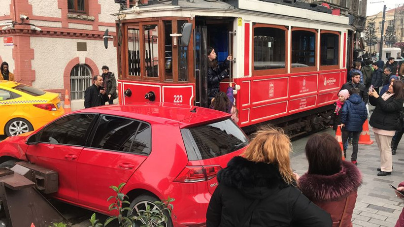 Beyoğlu'nda kaza yapan tramvayın önünde fotoğraf çektirme yarışı - Resim: 2