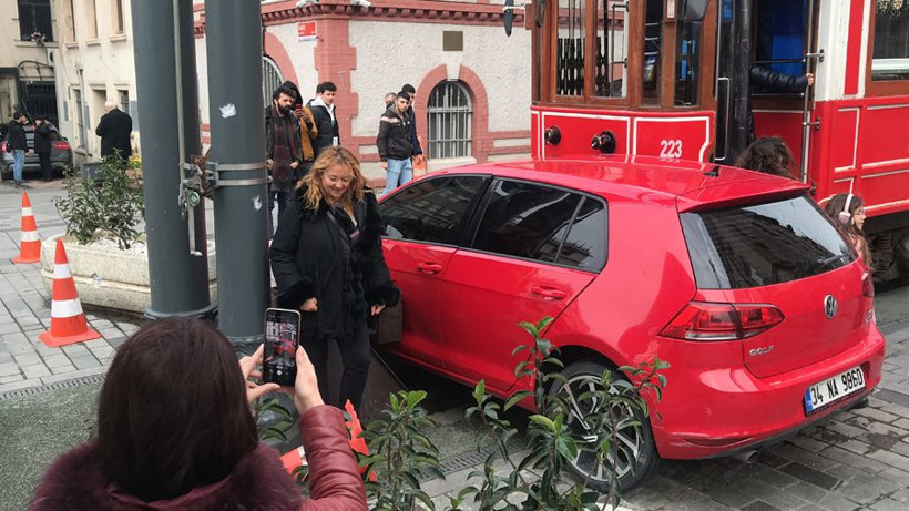 Beyoğlu'nda kaza yapan tramvayın önünde fotoğraf çektirme yarışı - Resim: 3