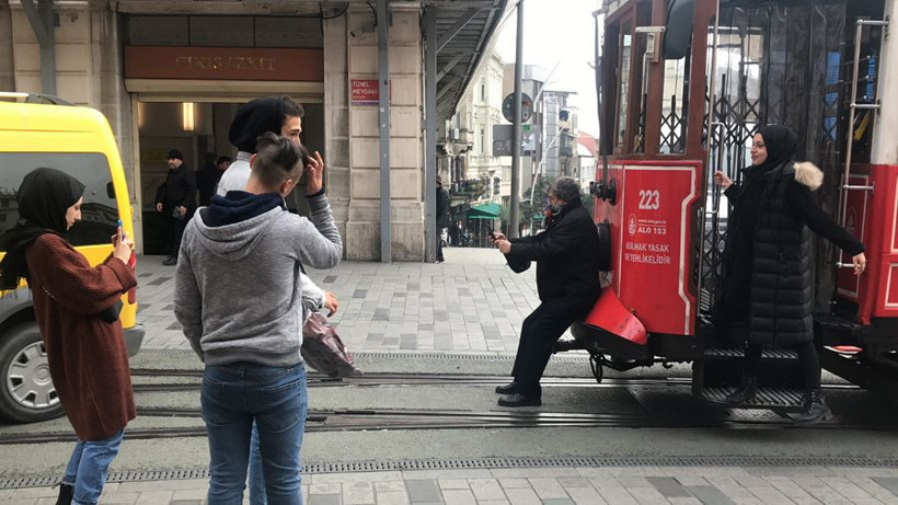 Beyoğlu'nda kaza yapan tramvayın önünde fotoğraf çektirme yarışı - Resim: 4